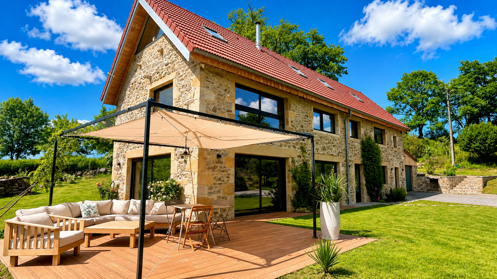 La maison vue de l'extérieur, angle opposé